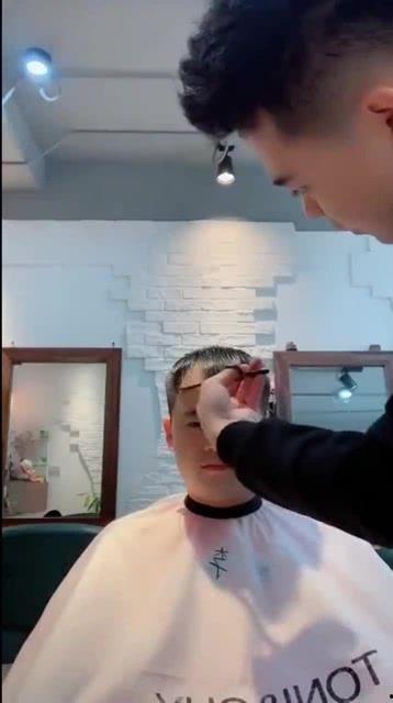 大叔爆料理发师是谁啊视频,“大叔爆料理发师”视频主角身份大起底 第3张 大叔爆料理发师是谁啊视频,“大叔爆料理发师”视频主角身份大起底 第3张